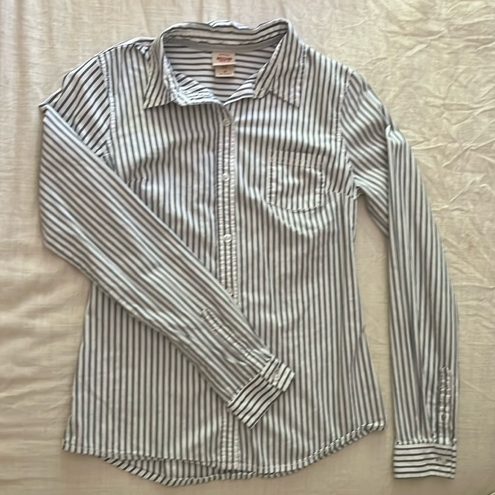 Corp Goth or grungy button up